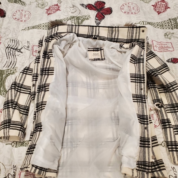 Woman's Coat Size Small - Picture 8 of 9